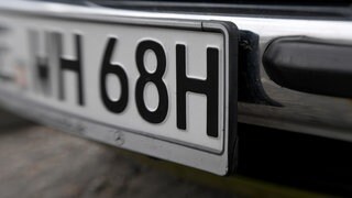 Autokennzeichen mit dem Buchstaben H am Ende - das Zeichen für ein Oldtimer-Fahrzeug. In Reutlingen ist ein Mann wegen Betrugs mit Oldtimer-Autos verurteilt worden.