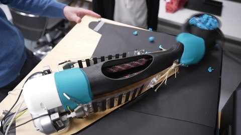 Mithilfe dieses Roboterarms sollen künstliche Muskeln erforscht werden, um zukünftig Tremor-Patienten helfen zu können.