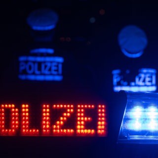 Ein Polizeiauto in der Nacht. In Ludwigshafen wurde ein Mann bei einem Streit schwer verletzt