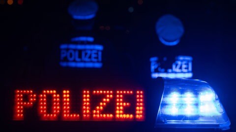 Ein Polizeiauto in der Nacht. In Ludwigshafen wurde ein Mann bei einem Streit schwer verletzt