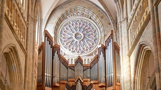 Orgel und Glasmalereien im Innenraum der Kathedrale von Bilbao 