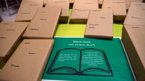 Luana Wachsmuth hat eingeführt, dass in der Stadtbücherei Pirmasens jetzt eingepackte Bücher ausgeliehen werden können.