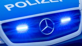 Ein Einsatzfahrzeug der Polizei fährt mit Blaulicht.