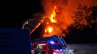Die Feuerwehr war mit einem Großaufgebot im Einsatz, um den Brand in Baindt zu löschen.