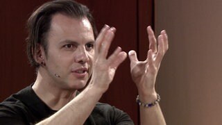 Teodor Currentzis gestikuliert