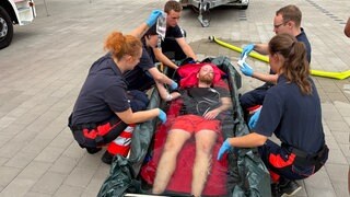 Das DRK in Schwäibsch Gmünd hat eine Möglichkeit entwickelt, bei Hitzschlag schnell aktiv zu werden: Die mobile Eiswanne