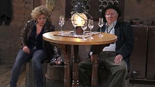Bea und Zimmermann Senior sitzen betrunken in Zimmermanns Brennküche