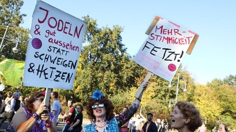 Protestierende bei einer Großkundgebung in Berlin gegen Ausgrenzung , Oktober 2018