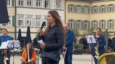 Iryna Verbivska steht auf dem Marktplatz in Ludwigsburg bei einem Friedensgebet für die Ukraine.
