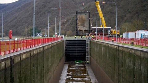 Eines von zwei tonnenschweren Ersatztoren für die beschädigte Mosel-Schleuse Müden wird eingebaut.