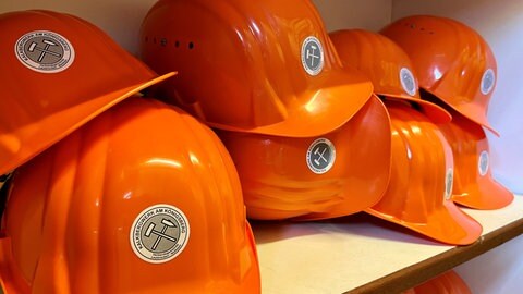 Sicherheit geht vor: Bevor die Besucherinnen und Besucher ins Kalkbergwerk nach Wolfstein fahren, kriegen sie einen Helm. 