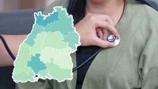 Eine Ärztin untersucht eine Patientin mit dem Stetoskop. Im Vordergrund ist eine Karte von Baden-Württemberg zu sehen, in der die Regionen in unterschiedlichen grün und Blautönen eingefärbt sind.