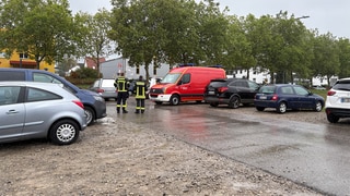 Parkplatz am Mössinger Bahnhof. Vor Ort ein Leichenwagen und die Feuerwehr. Ein Zeuge hat dort eine tote Person in einem Auto entdeckt.