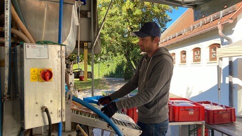 Christian Brugger an der Abfüllanlage. Die mobile Saftmoschte hat Station in Ziegelbach bei Bad Wurzach im Kreis Ravensburg gemacht. 