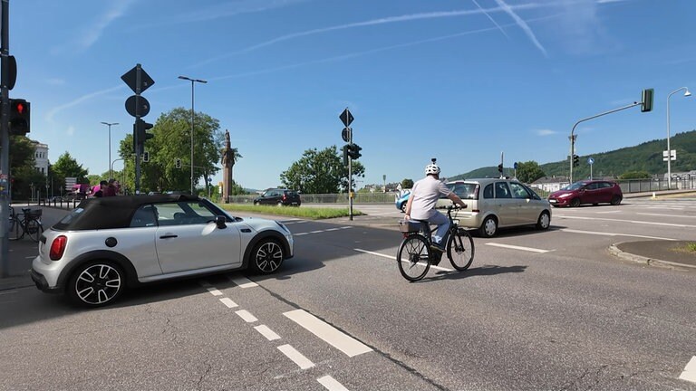 Beim Anfahren an der Ampel in der Karl-Marx-Straße geraten Radfahrende, die stadtauswärts über die Römerbrücke fahren, regelmäßig in Gefahr: Ungeduldige Autofahrende drängeln, während die Radfahrenden noch langsam in Fahrt kommen - eine riskante Situation.