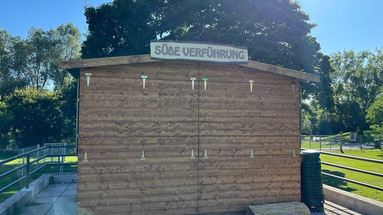 Eine geschlossene Imbissbude aus Holz.