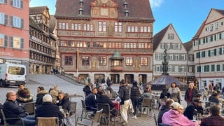 Marktplatz Tübingen am Wahlsonntag mit Menschen in den Straßencafes. Im Hintergrund das Rathaus. Seit der Bundestagswahl 2025 hat Tübingen keinen Abgeordneten mehr im Bundestag in Berlin.