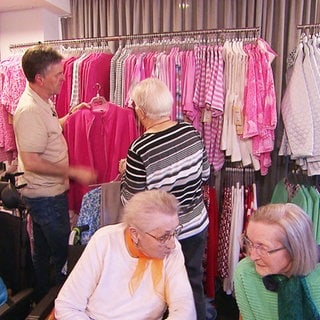 Die rollende Mode-Boutique bringt Freude ins Seniorenheim.