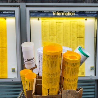 Die neuen Fahrpläne stehen am Bahnhof vor den Schaukästen bereit. 