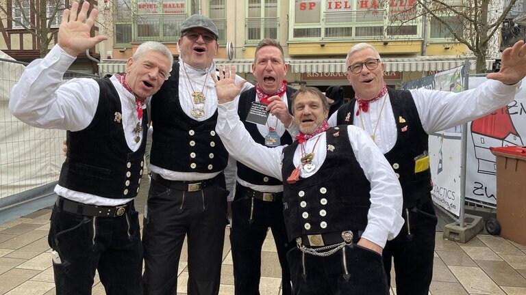 Das sind Original-Zimmerleute aus Nackenheim, die sonst immer nach Köln fahren an Weiberfastnacht, aber heute mal was anderes ausprobieren wollten. 