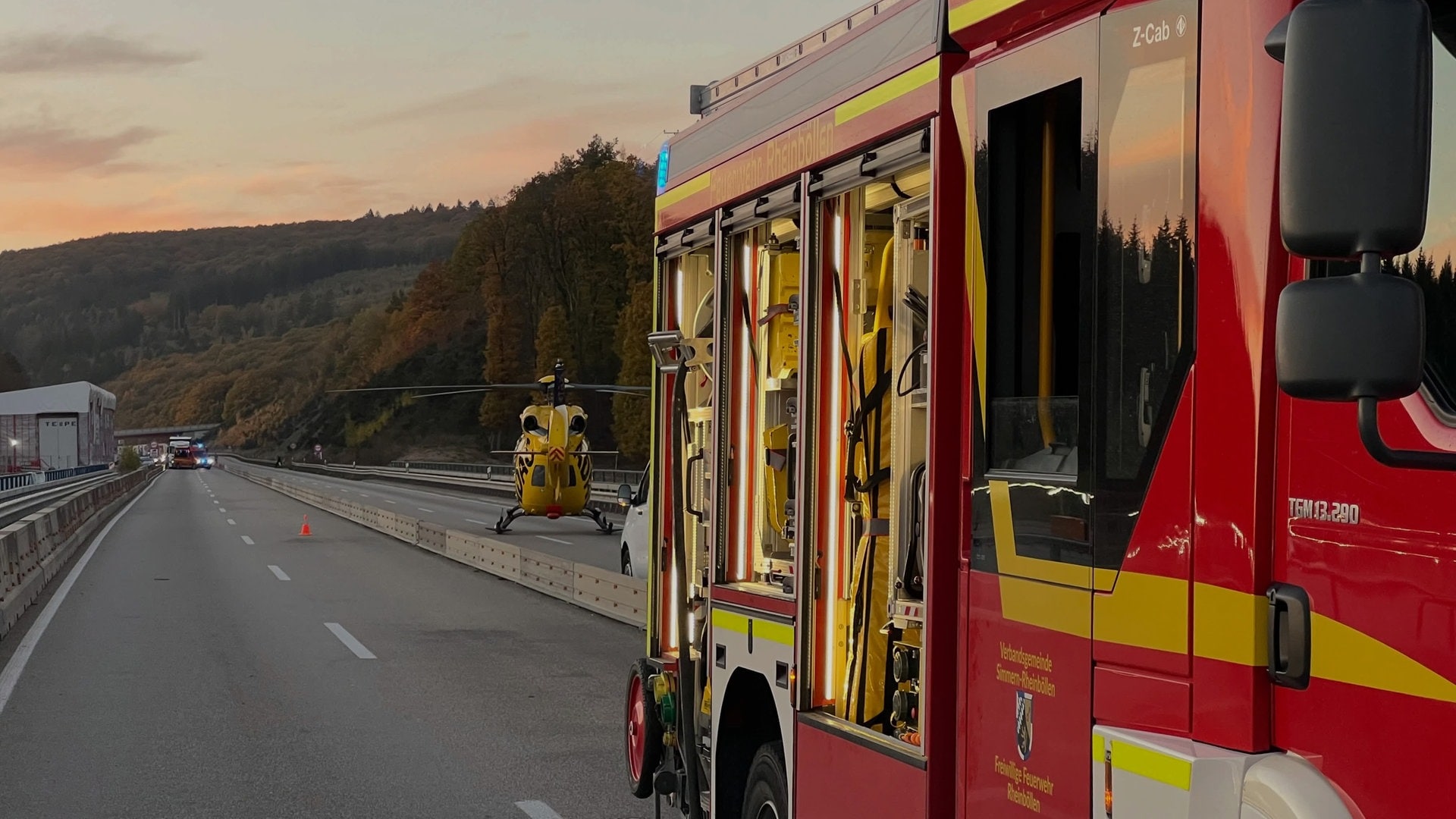 Wegen Baustelle auf A61: Rettungskräfte laufen zum Unfallort