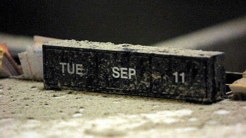 Ein eingestaubter Wecker mit dem Datum 11.9.2001