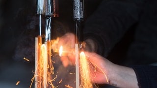Kinder und Jugendliche zünden Raketen an. Immer wieder kommt es an Silvester zu Unfällen mit Feuerwerkskörpern.