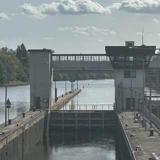 Bei einem Schiffsunfall an der Heilbronner Schleuse ist ein Millionenschaden entstanden.