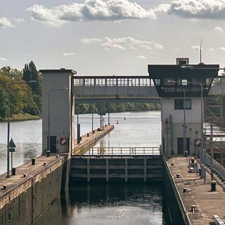 Bei einem Schiffsunfall an der Heilbronner Schleuse ist ein Millionenschaden entstanden.