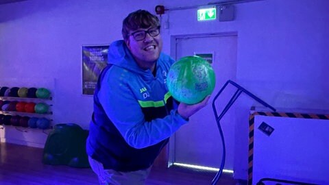 Dominik ist mit vollem Eifer dabei - er hat den Ehrgeiz, mit jedem Wurf besser zu werden.