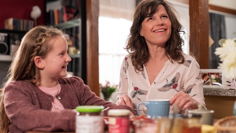 Carlotta (Mila Breiter) und Eva (Lucie Muhr)