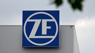 Das Firmenlogo des Automobilzulieferers ZF an einer Hauswand: Am Standort in Koblenz will das Unternehmen nach SWR-Informationen 2026 rund 500 von 2.200 Stellen abbauen.