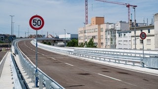 Der neu gebaute Abschnitt der Hochstraße Süd, aufgenommen bei der Wiedereröffnung: Der Fahrbahnbelag hat sich durch die Hitze der letzten Wochen teils verformt.