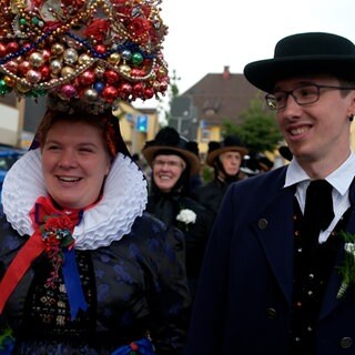 Ein Brautpaar in Schwarzwälder Tracht heiratet wie vor 100 Jahren.