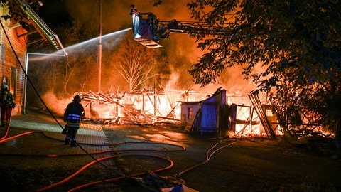 Die Feuerwehr hat den Brand teils aus der Luft bekämpft, aus einem Korb an einer Drehleiter. Nachbargebäude konnten gerettet werden, die Scheune wurde zerstört. 