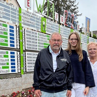 Familie Rosche vor ihrem "WM-Zaun"