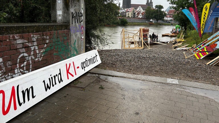 "Ulm wird KI-optimiert" steht auf einem Schild, das auf einem Themenboot angebracht werden soll.
