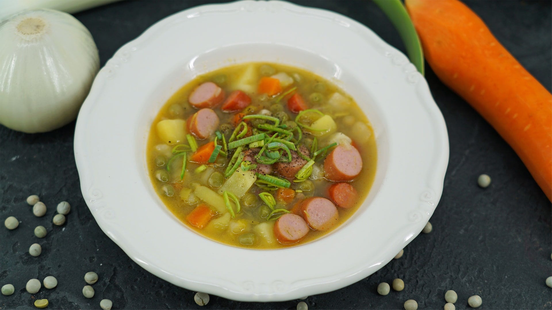 Erbsensuppe mit Würstchen