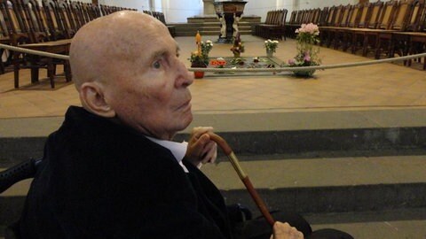 Hans Werner Henze in einer Kirche