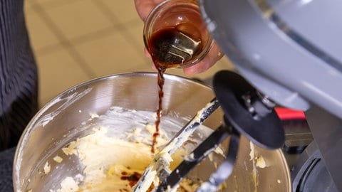 Für die original Esterhazy-Torte wird in einer Schüssel Buttercreme mit Espresso verfeinert. Das gibt laut Rezept der Creme die feine Kaffeenote.