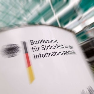 Das Bundesamt für Sicherheit in der Informationstechnik in Bonn hat vor eine Welle von Cyber-Angriffen wegen einer IT-Schwachstelle gewarnt.