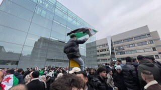 In Stuttgart jubeln Menschen nach dem Sturz des syrischen Machthabers Baschar al-Assad.
