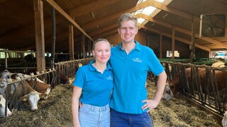 Felix und Sarah Schwenk betreiben den Benzinger Hof in 8. Generation. Sie stehen Arm in Arm im Kuhstall. Sie lachen in die Kamera und erzählen von ihrem Arbeitsalltag.