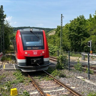 Ein Dieseltriebwagen auf der Ahrtalbahn fährt im Sommer 2025 in den Bahnhof Ahrweiler ein.