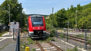 Ein Dieseltriebwagen auf der Ahrtalbahn fährt im Sommer 2025 in den Bahnhof Ahrweiler ein.
