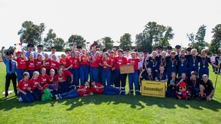 So sehen Sieger und Siegerinnen aus: Die beiden erstplatzierten Mannschaften und die beste Mädchentruppe bei der Deutschen Meisterschaft der Jugendfeuerwehren in Andernach