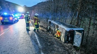 Ein Linienbus ist am Donnerstagmorgen auf der Himmlinger Steige von der Straße abgekommen und die Böschung hinuntergestürzt. Der Busfahrer wurde schwer verletzt. 