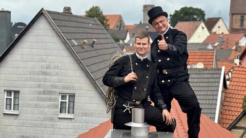 Schornsteinfeger Lars Ederer auf den Dächern über Külsheim