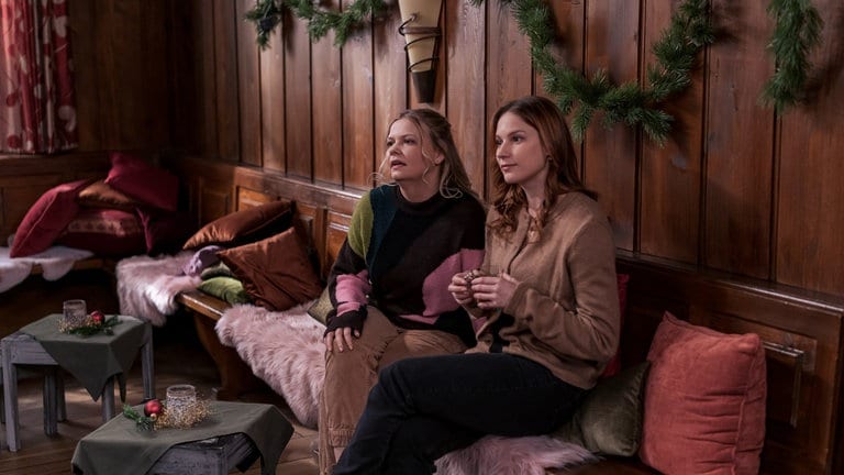 Saskia (Mona Schmid) und Celine (Ana-Carolina Kleine) sitzen im Löwen und begutachten ihr Werk