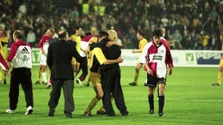 Winnie Schäfer (Mitte) jubelt mit seinen Spielern vom VfB Stuttgart über das "Wunder von Rotterdam"